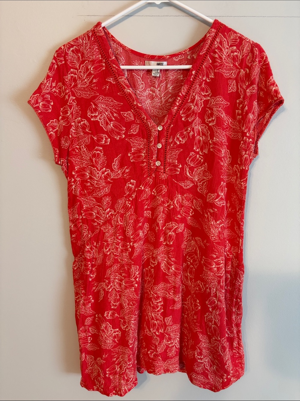 Amuse Society Red Floral Henley Mini Dress. 💯 viscose. Lined. Med.